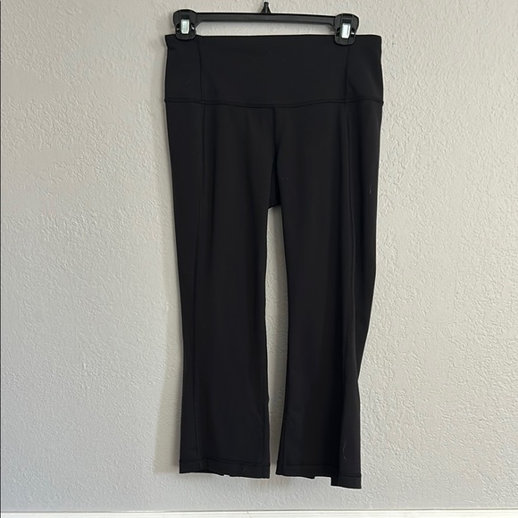 Lululemon women’s capri flare leggings, black size 8. Gather on back of hem. - Picture 1 of 6